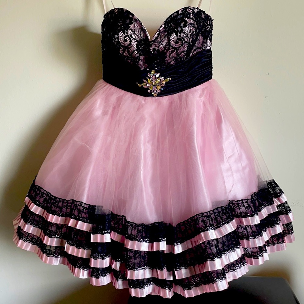 Adorable strapless mini dress!